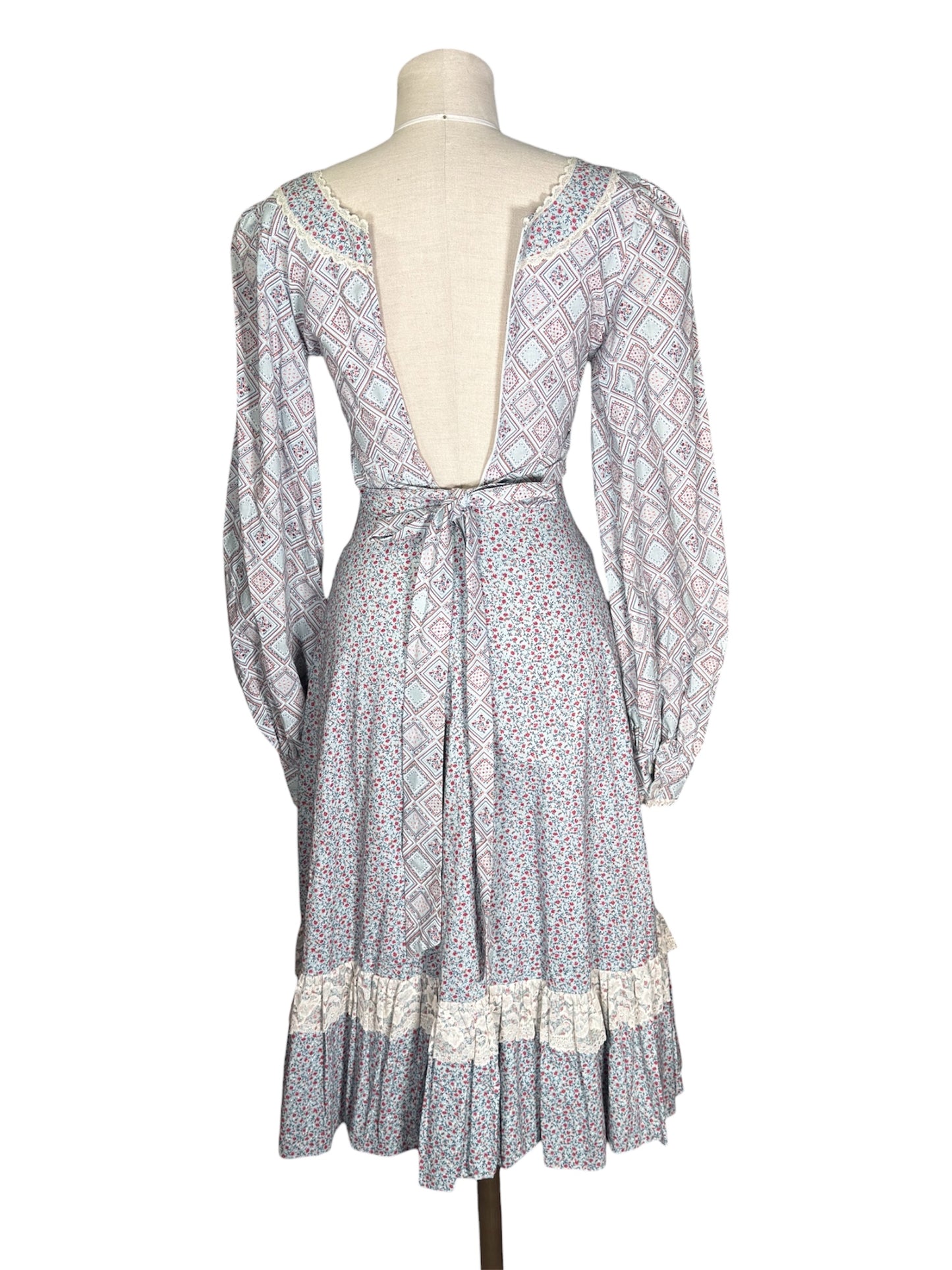 1970s Gunne Sax Cotton Prairie Dress Lace Trim Floral And Patchwork Pattern
