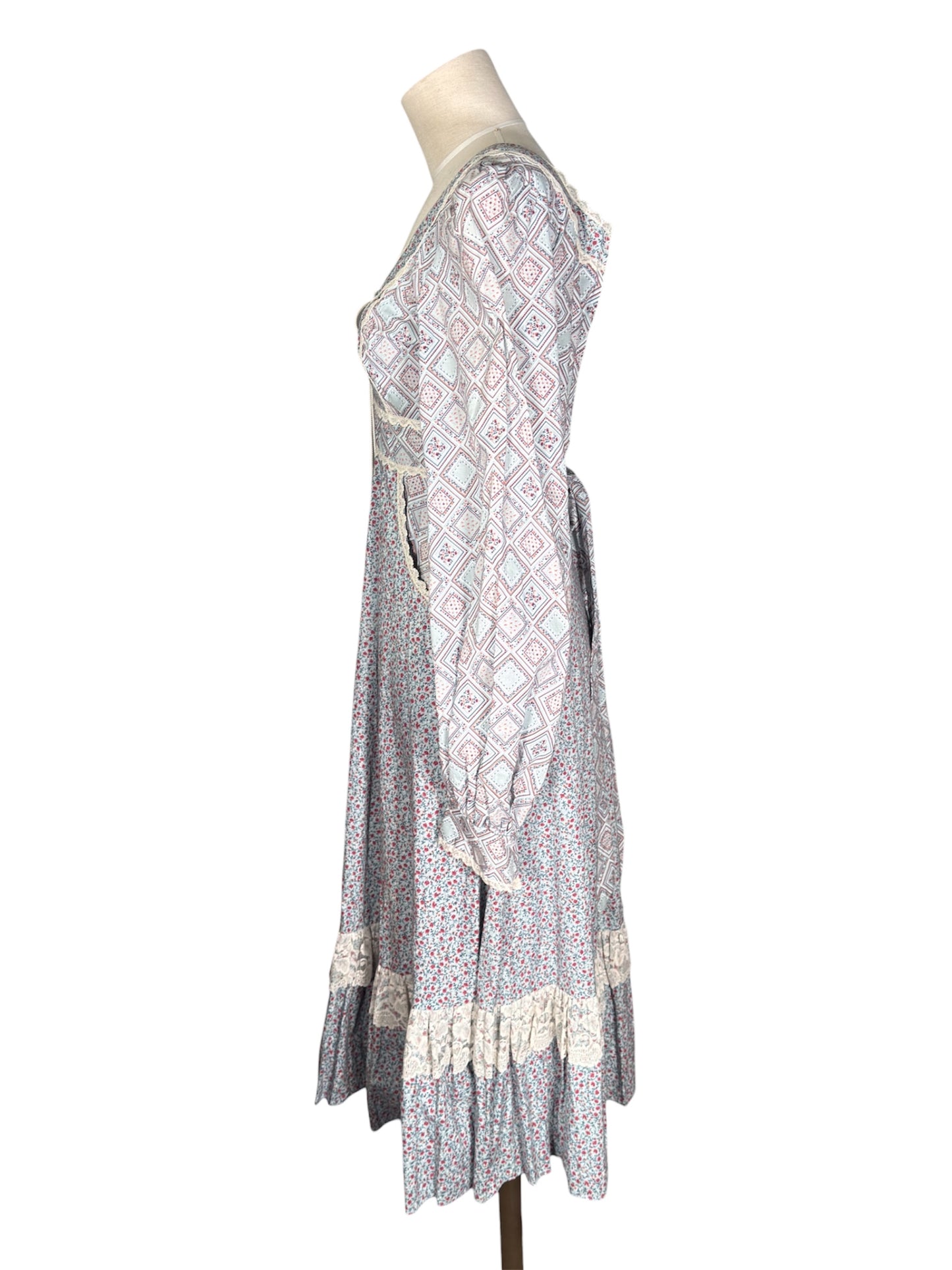 1970s Gunne Sax Cotton Prairie Dress Lace Trim Floral And Patchwork Pattern