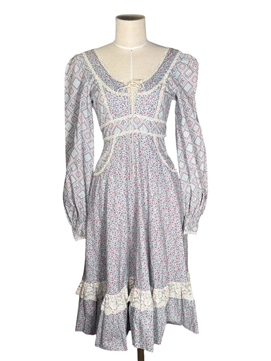 1970s Gunne Sax Cotton Prairie Dress Lace Trim Floral And Patchwork Pattern