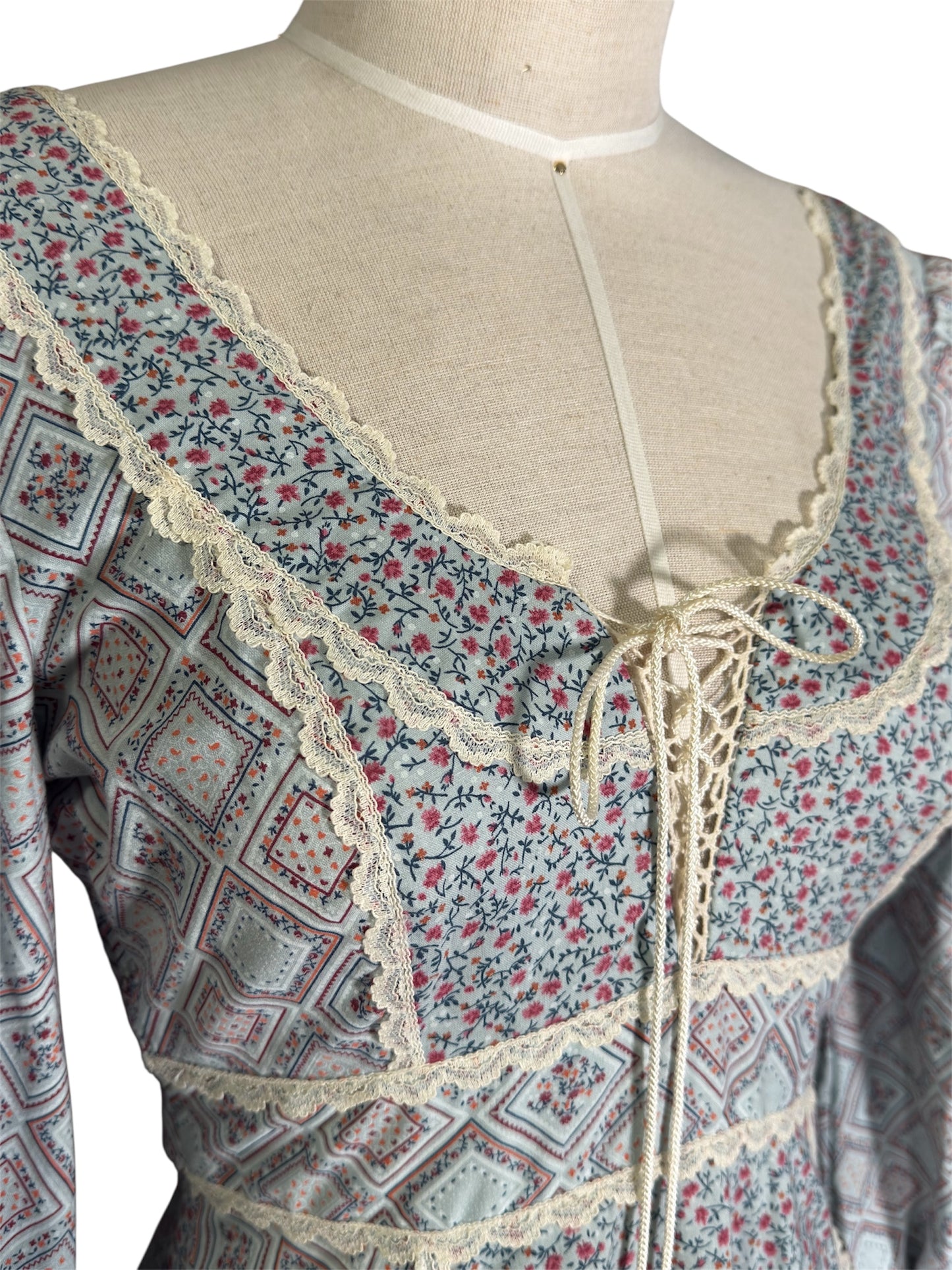 1970s Gunne Sax Cotton Prairie Dress Lace Trim Floral And Patchwork Pattern