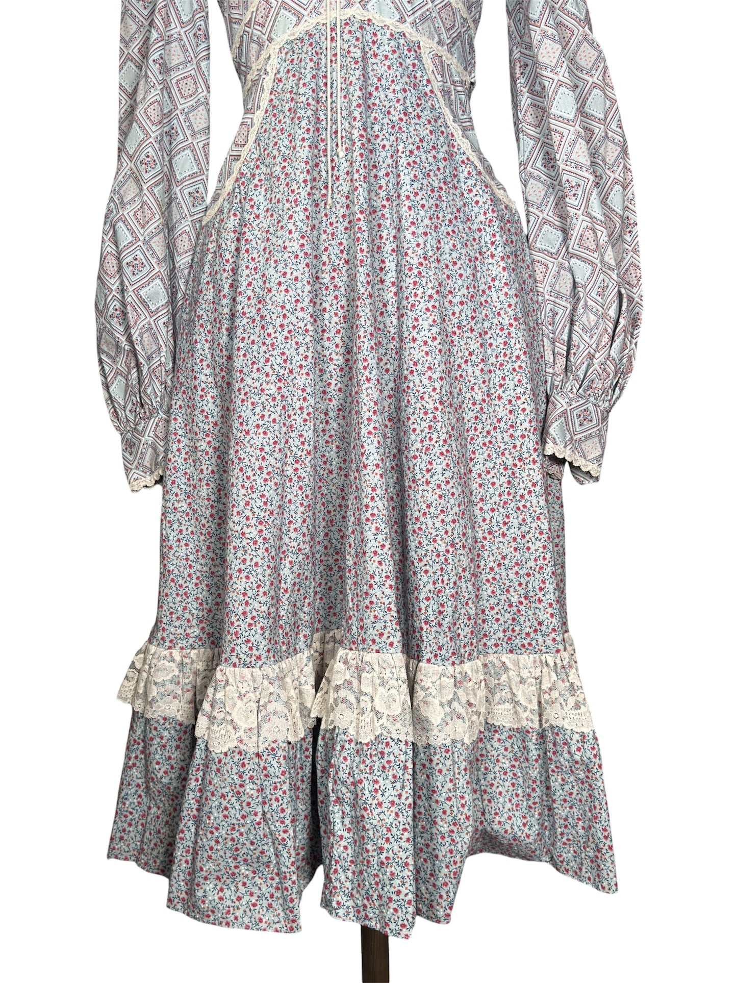 1970s Gunne Sax Cotton Prairie Dress Lace Trim Floral And Patchwork Pattern