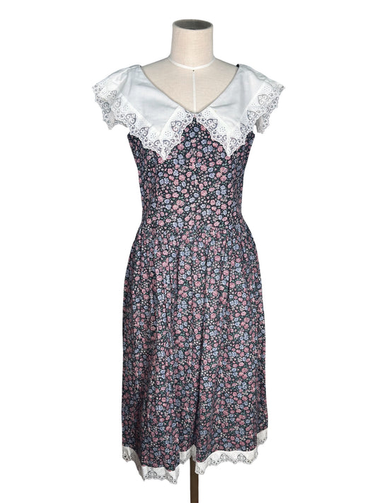 1980s Gunne Sax Floral Cotton Dress With Lace Collar And Trim - Size 13