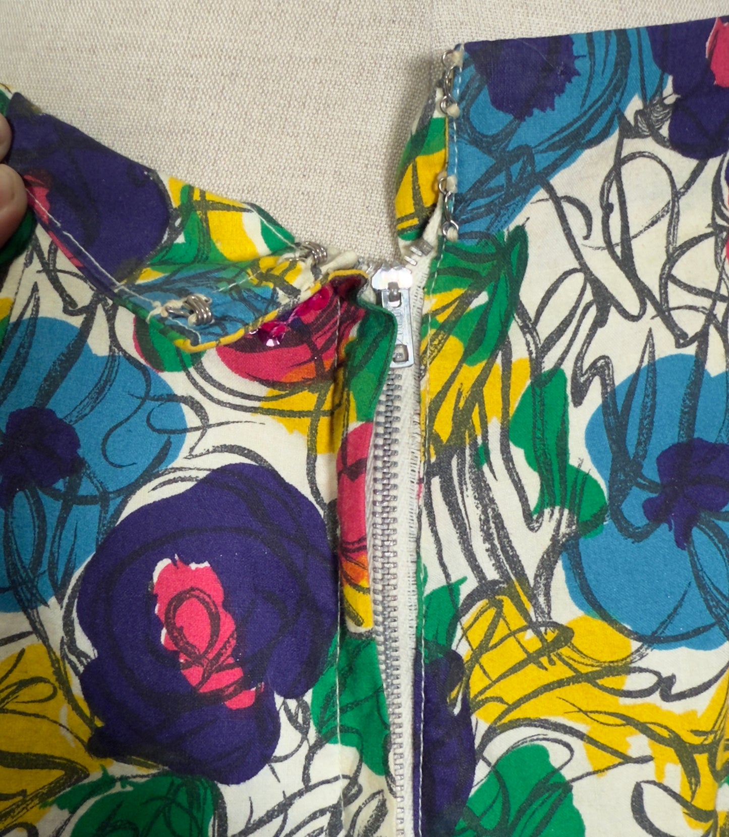 1950s High Waisted Floral Print Sequined Capri Pants